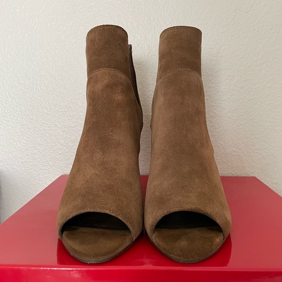 GUESS WOMEN’s BESY PEEP TOE ANKLE BOOTIE - Picture 12 of 14